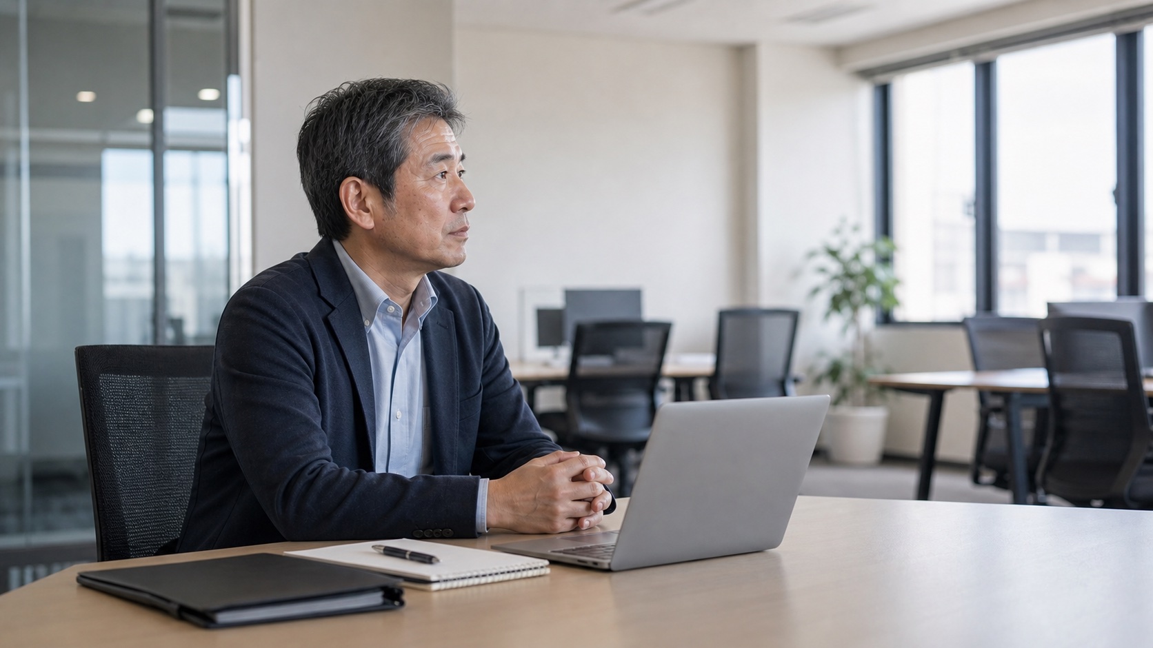 転職先の新しい職場で一人座る50代会社員