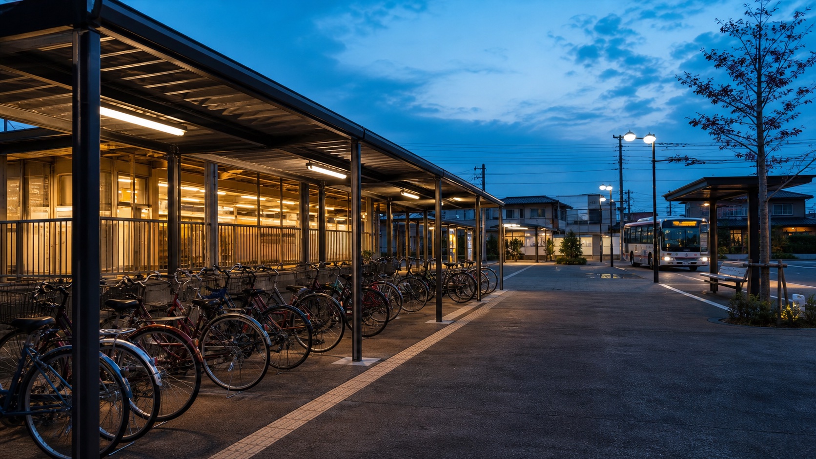 仕事と介護の両立を考える夕方の駅前と自転車置き場