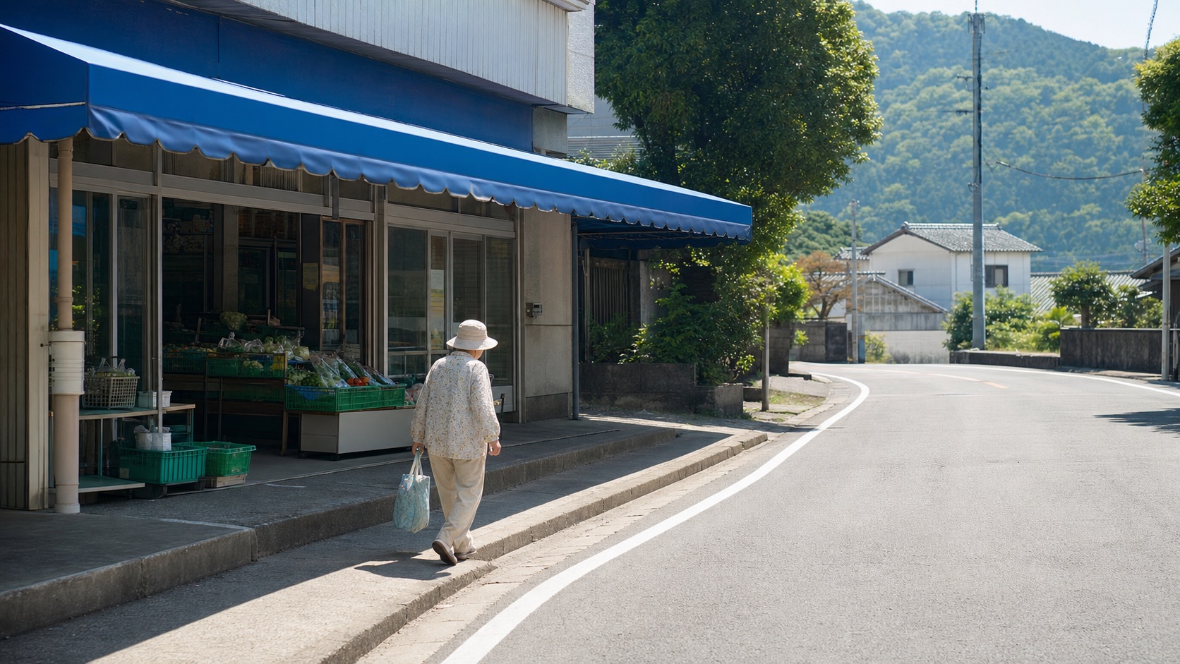 猛暑の日に近所のスーパーへ買い物に行く高齢の親