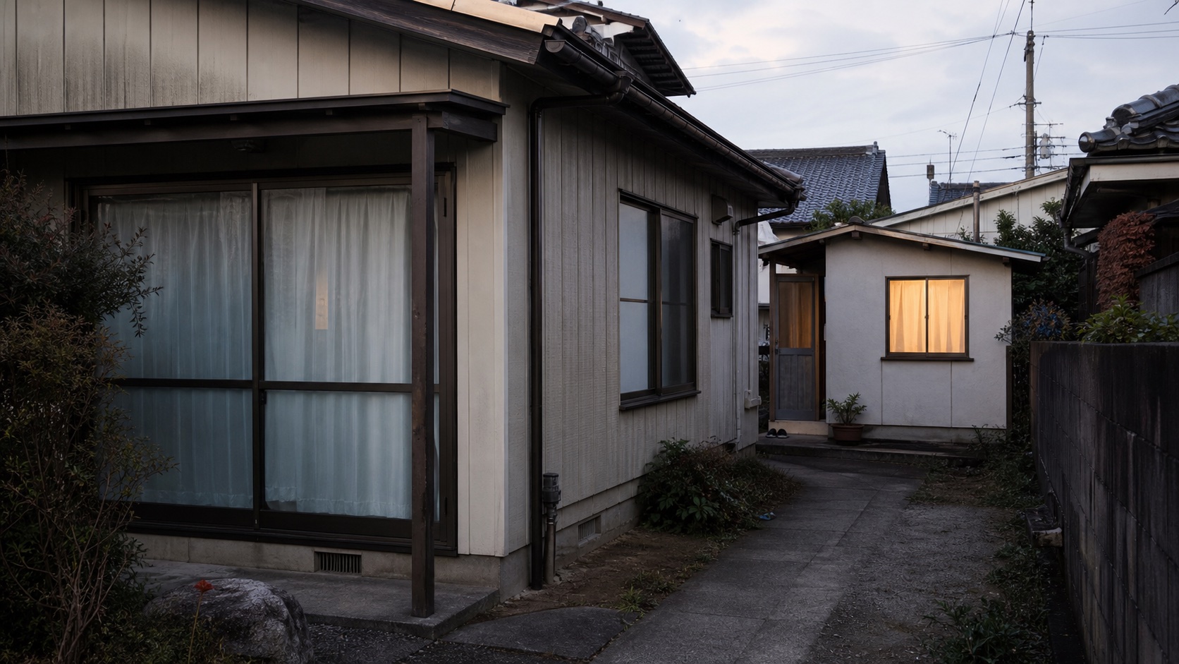 日常的に使う離れと空き家に近い母屋を見比べる実家
