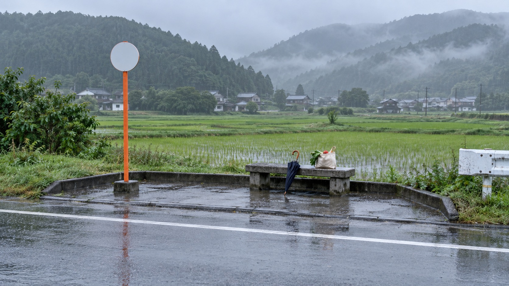 雨の日の屋根のないコミュニティーバス停と、ベンチに置いた傘と買い物袋
