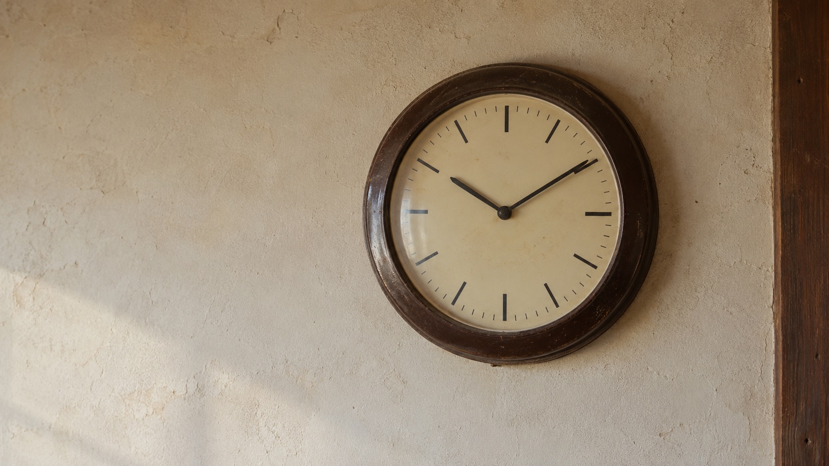 古い母屋の壁に掛かった、時刻を確かめるための時計
