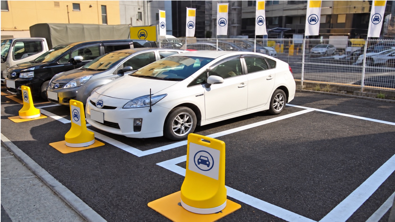 平日の朝、車が出払ったカーシェアの区画と車止め